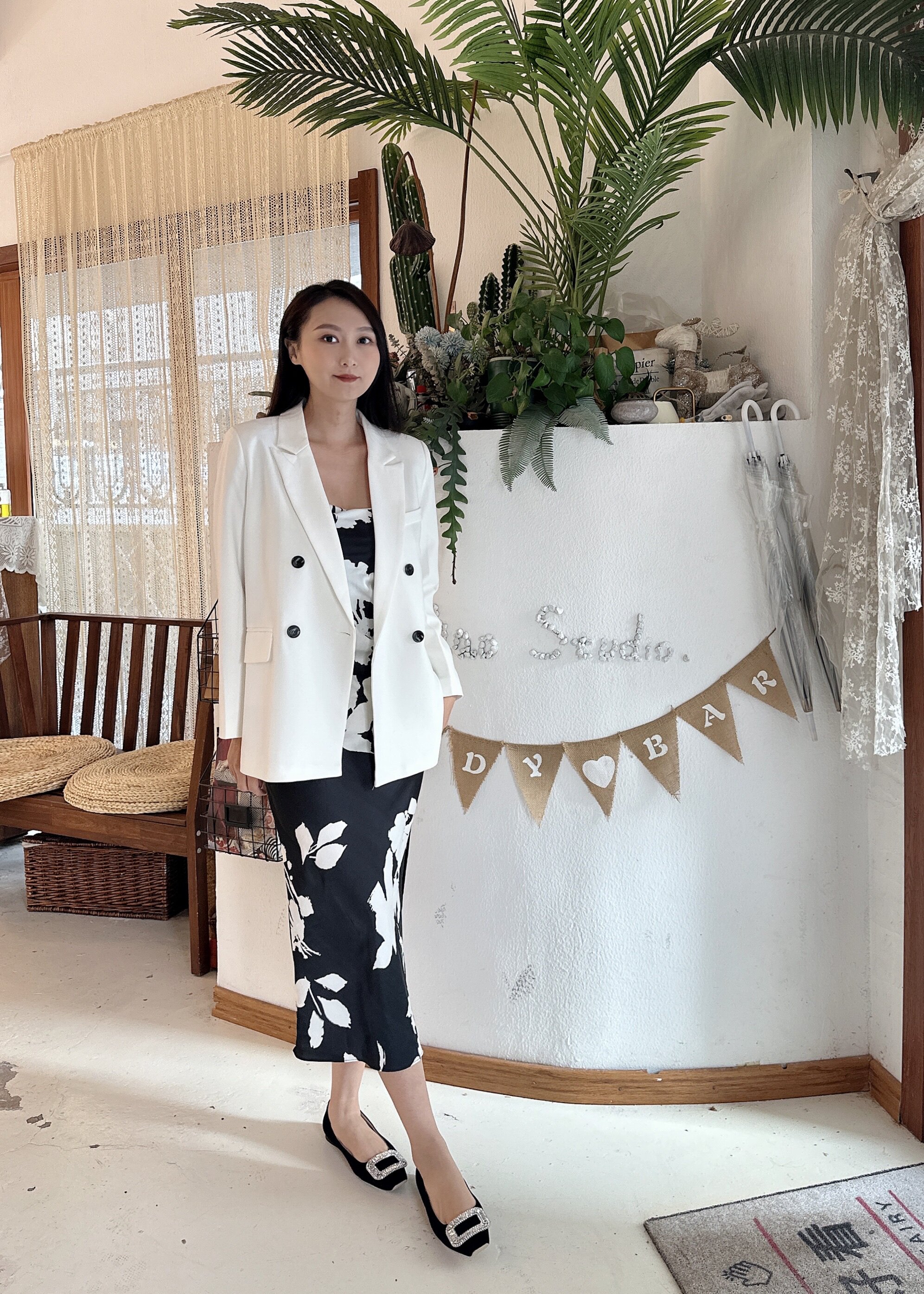 「倾城之恋」Nine West/玖熙方扣单鞋：法式平底鞋的水钻优雅美学