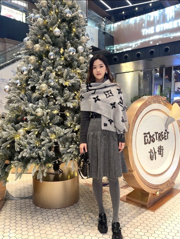 ORGIRIS法式灰色翻领小香风套装：人字纹羊毛混纺的秋日名媛美学