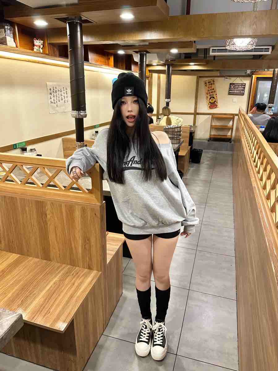 王玉文同款ANN ANDELMAN露肩卫衣 发泡印花斜领单肩小露香肩