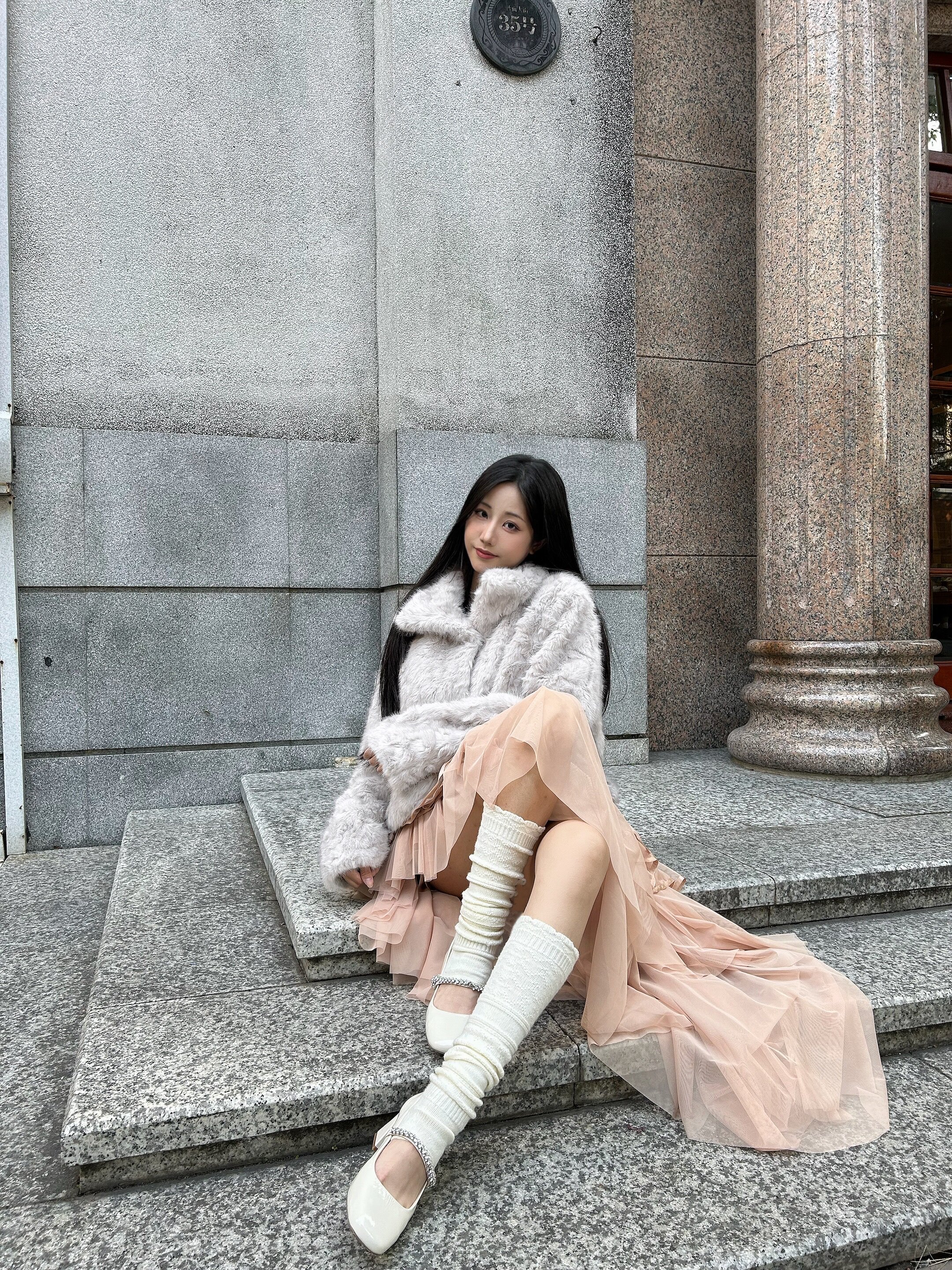 孙乐言毛晓彤同款百丽「白月光」红色高跟玛丽珍单鞋：脚踝间的复古红玫瑰