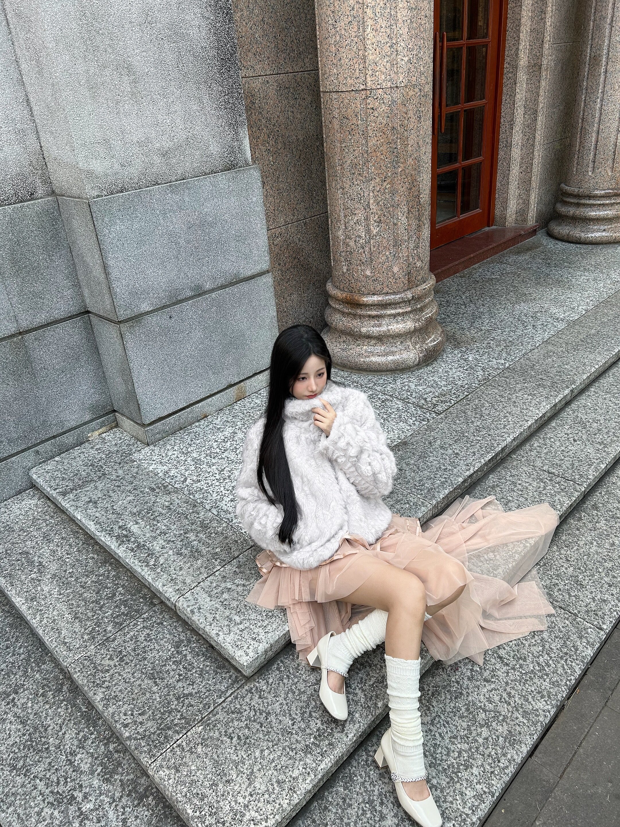 孙乐言毛晓彤同款百丽「白月光」红色高跟玛丽珍单鞋：脚踝间的复古红玫瑰