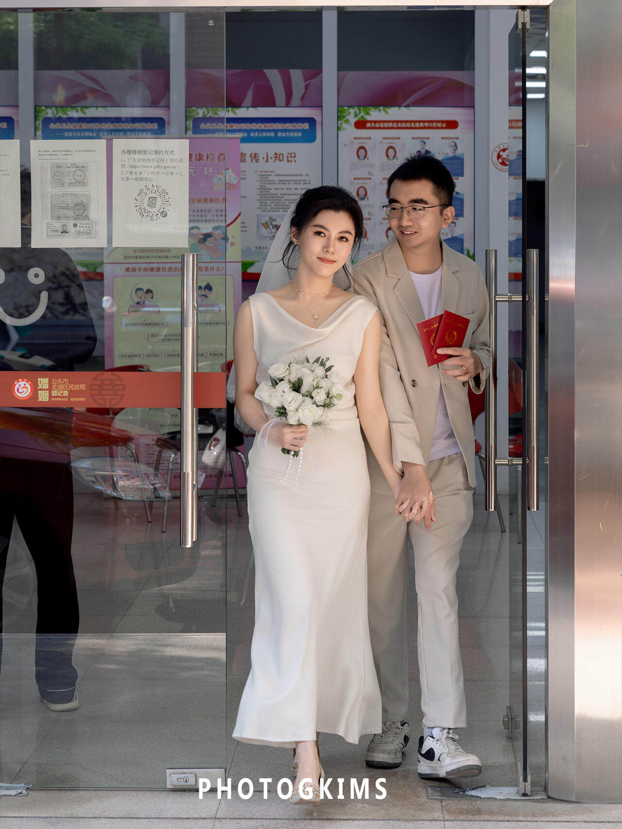 艾诗霓《无尽夏》订婚礼服 缎面法式高级小白裙 绝美轻婚纱设计 敬酒服答谢都合适