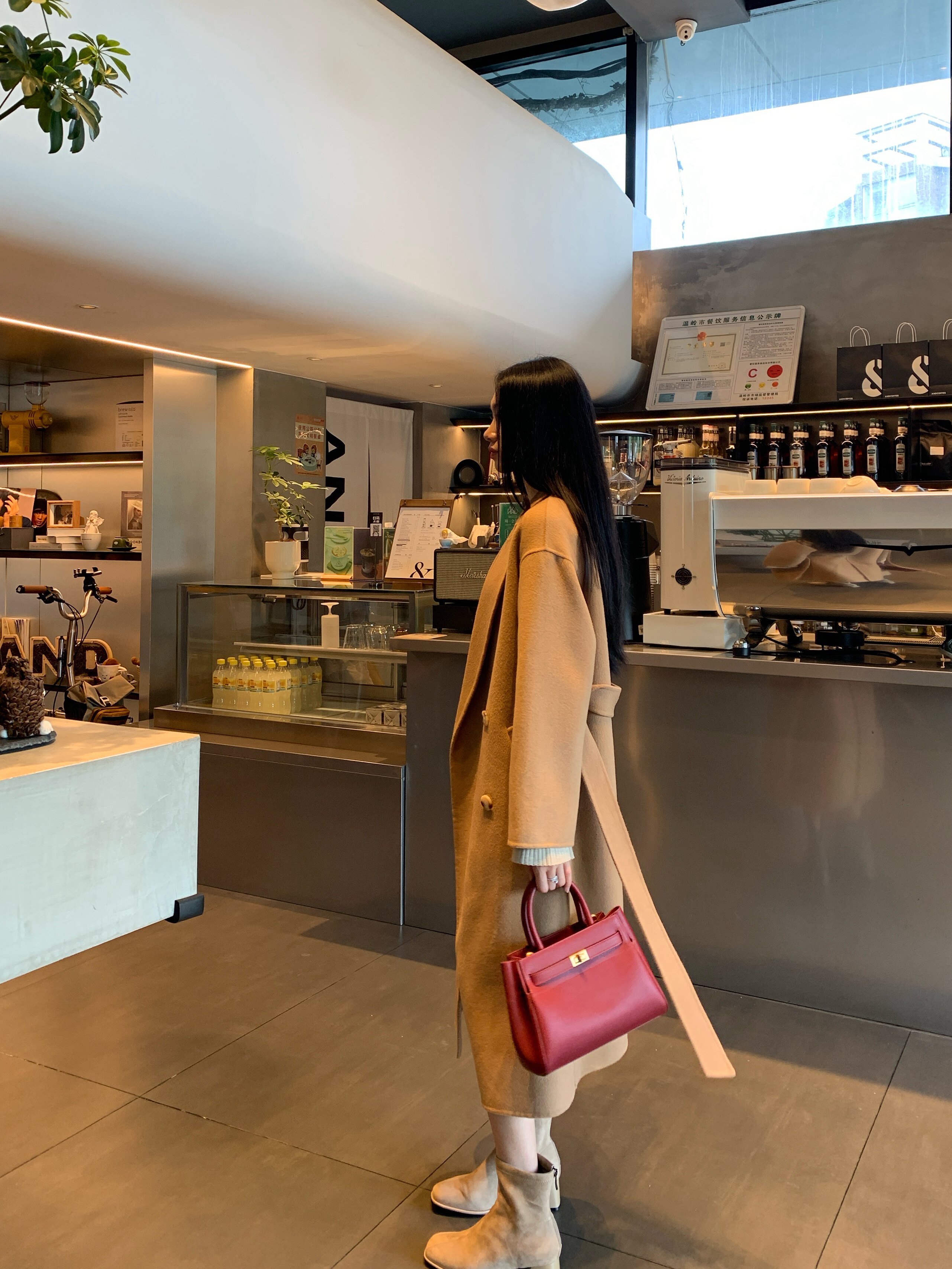 百丽红色新娘婚包 大容量设计装下红包手机 手提斜挎两用更实用