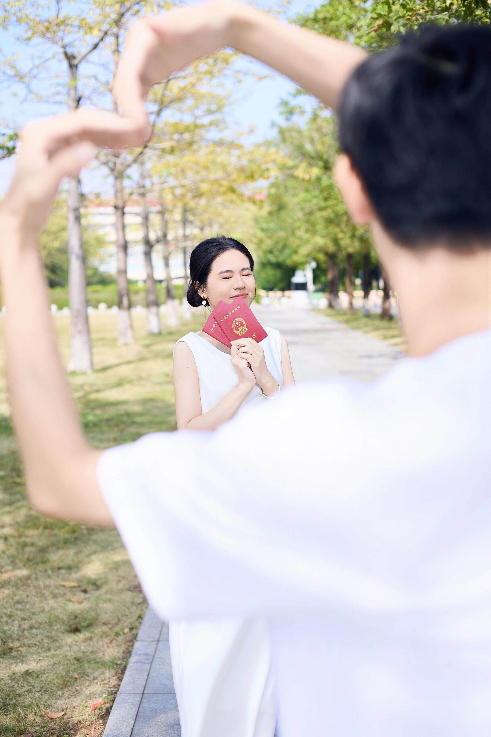 艾诗霓《无尽夏》订婚礼服 缎面法式高级小白裙 绝美轻婚纱设计 敬酒服答谢都合适