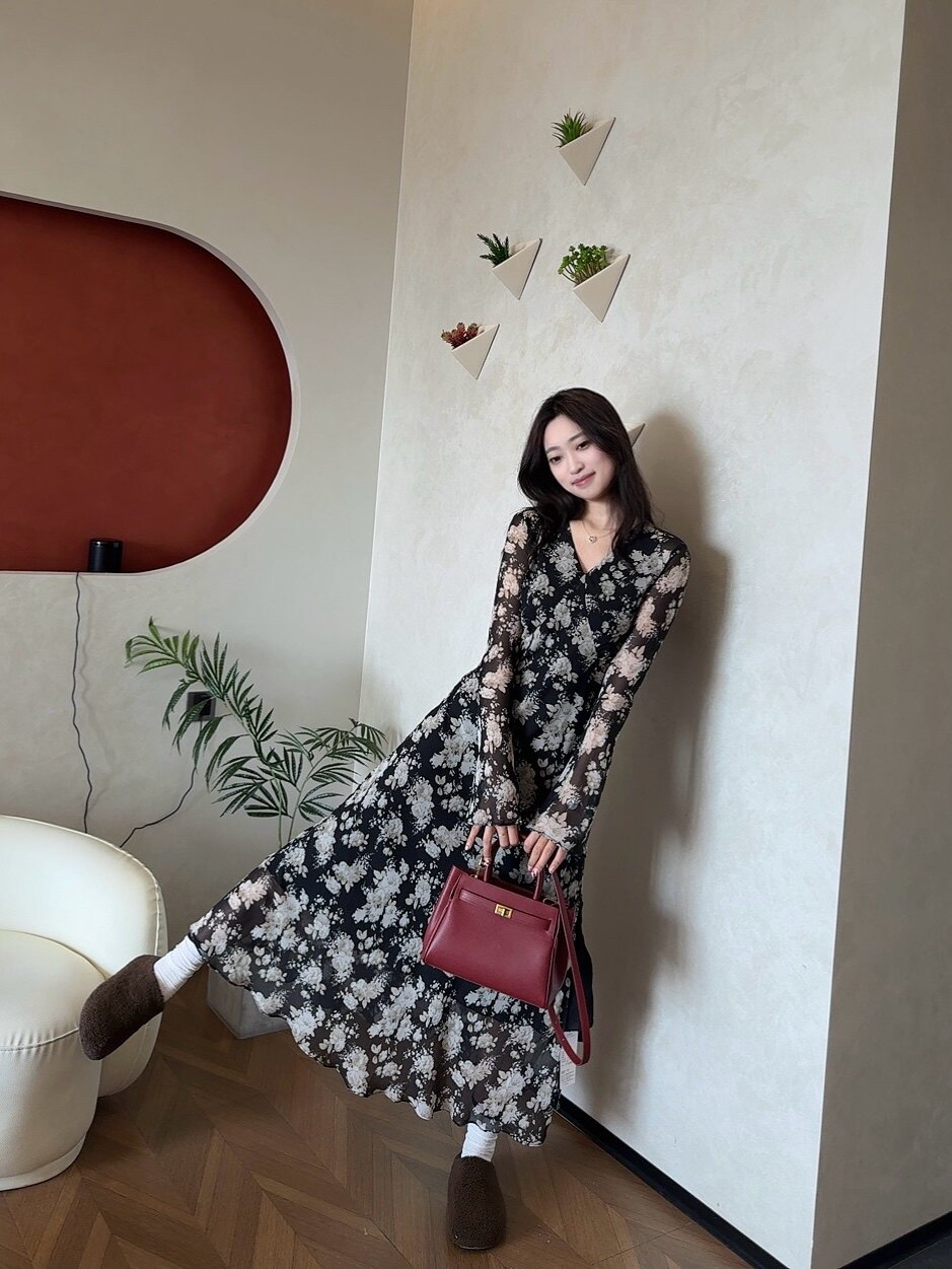 百丽红色新娘婚包 大容量设计装下红包手机 手提斜挎两用更实用