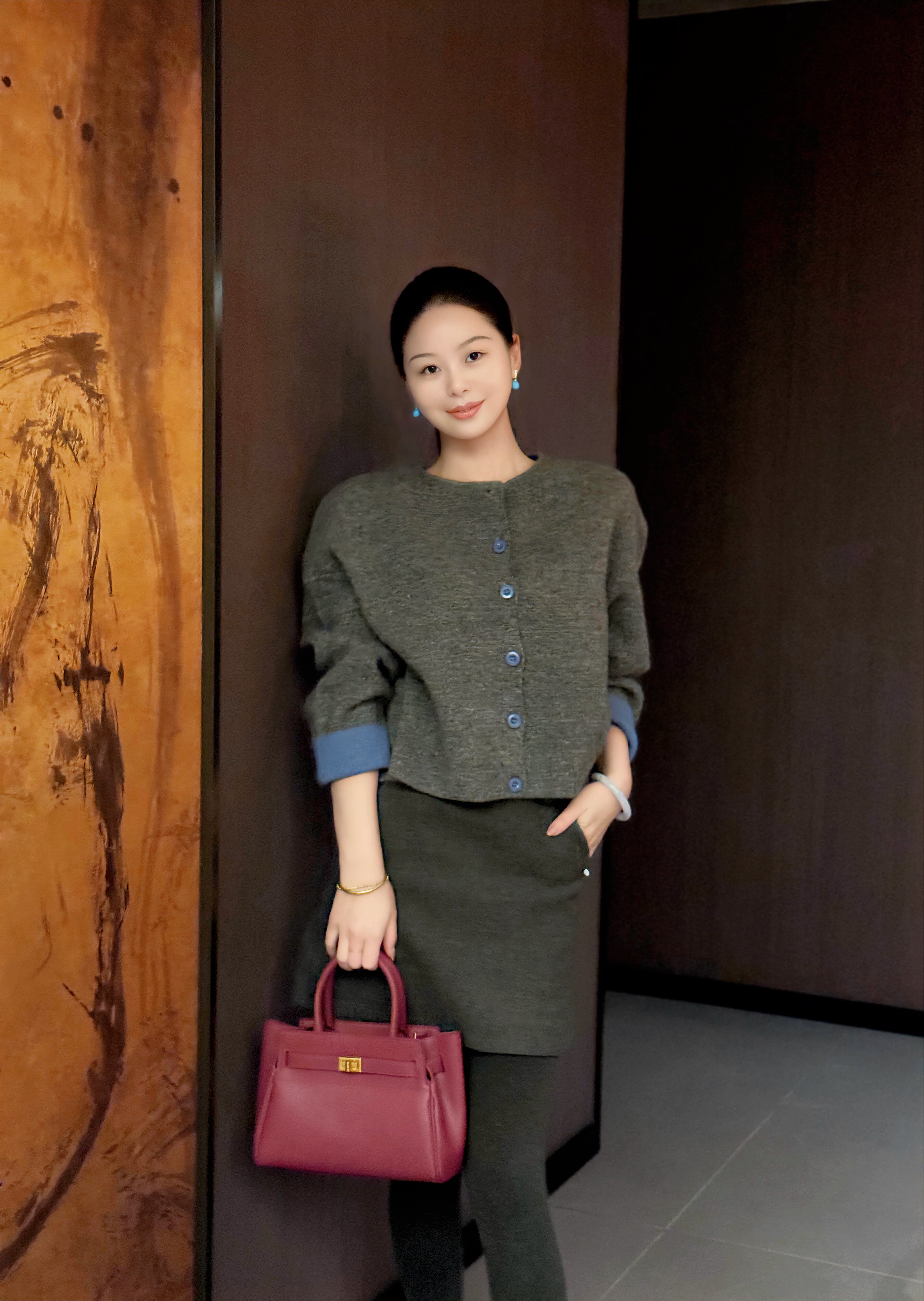 百丽红色新娘婚包 大容量设计装下红包手机 手提斜挎两用更实用