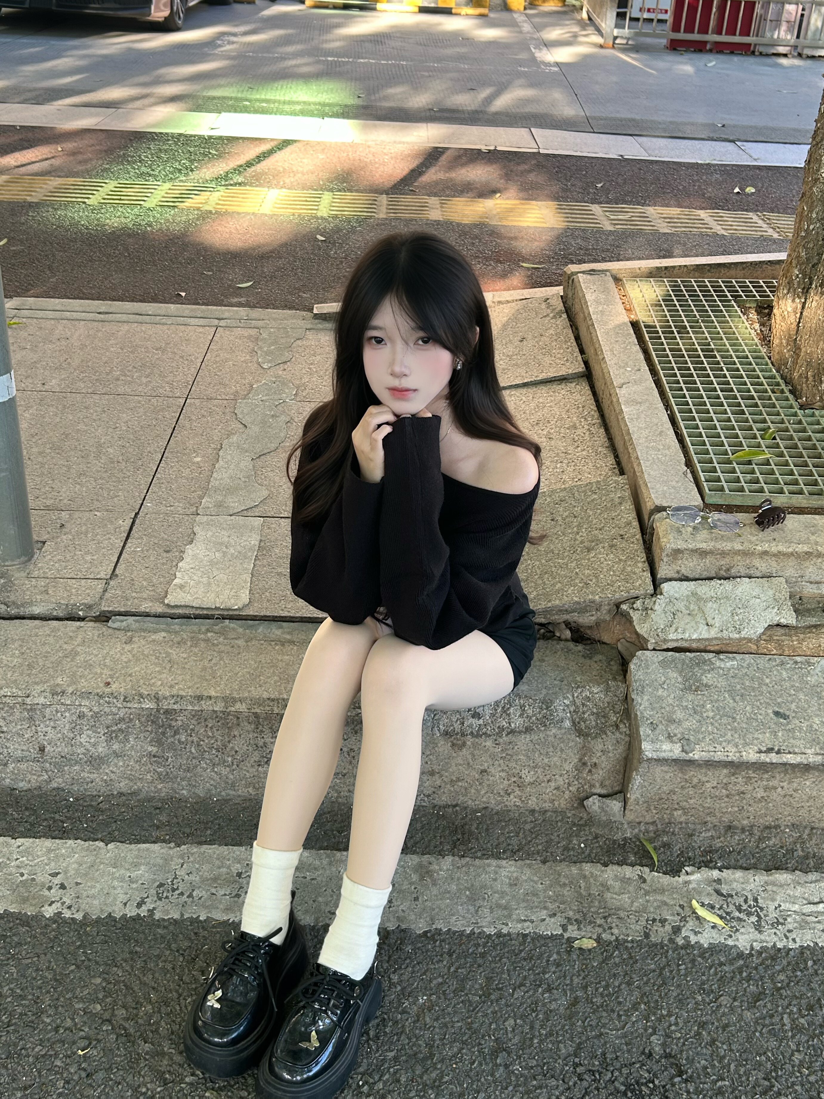 周章章"嘉顿斯"秋冬白色毛衣,斜肩收腰设计穿出温柔高级感