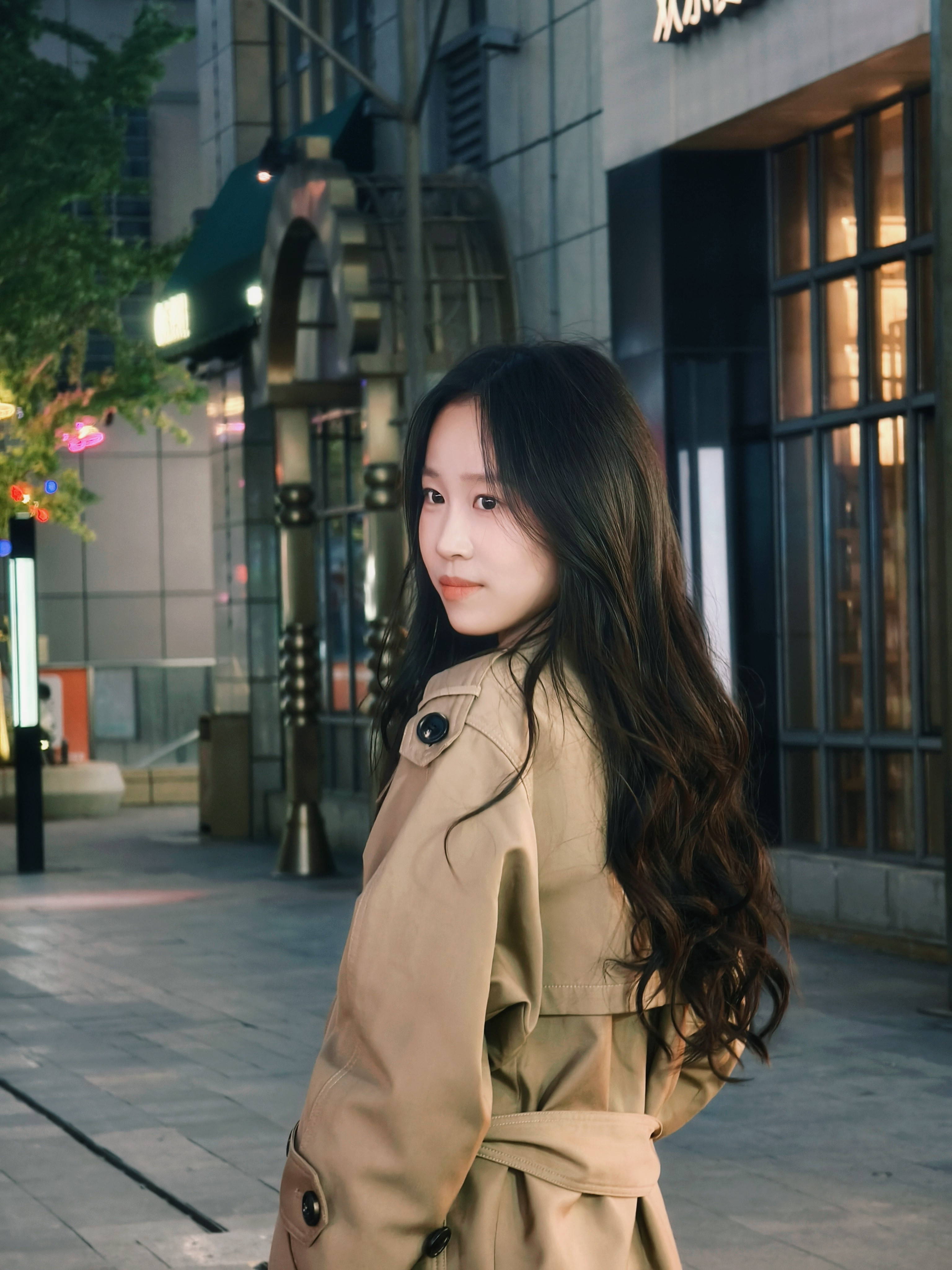 解锁法式优雅密码——周淼ZHOUMIAO"巴黎旧梦"风衣穿搭图鉴