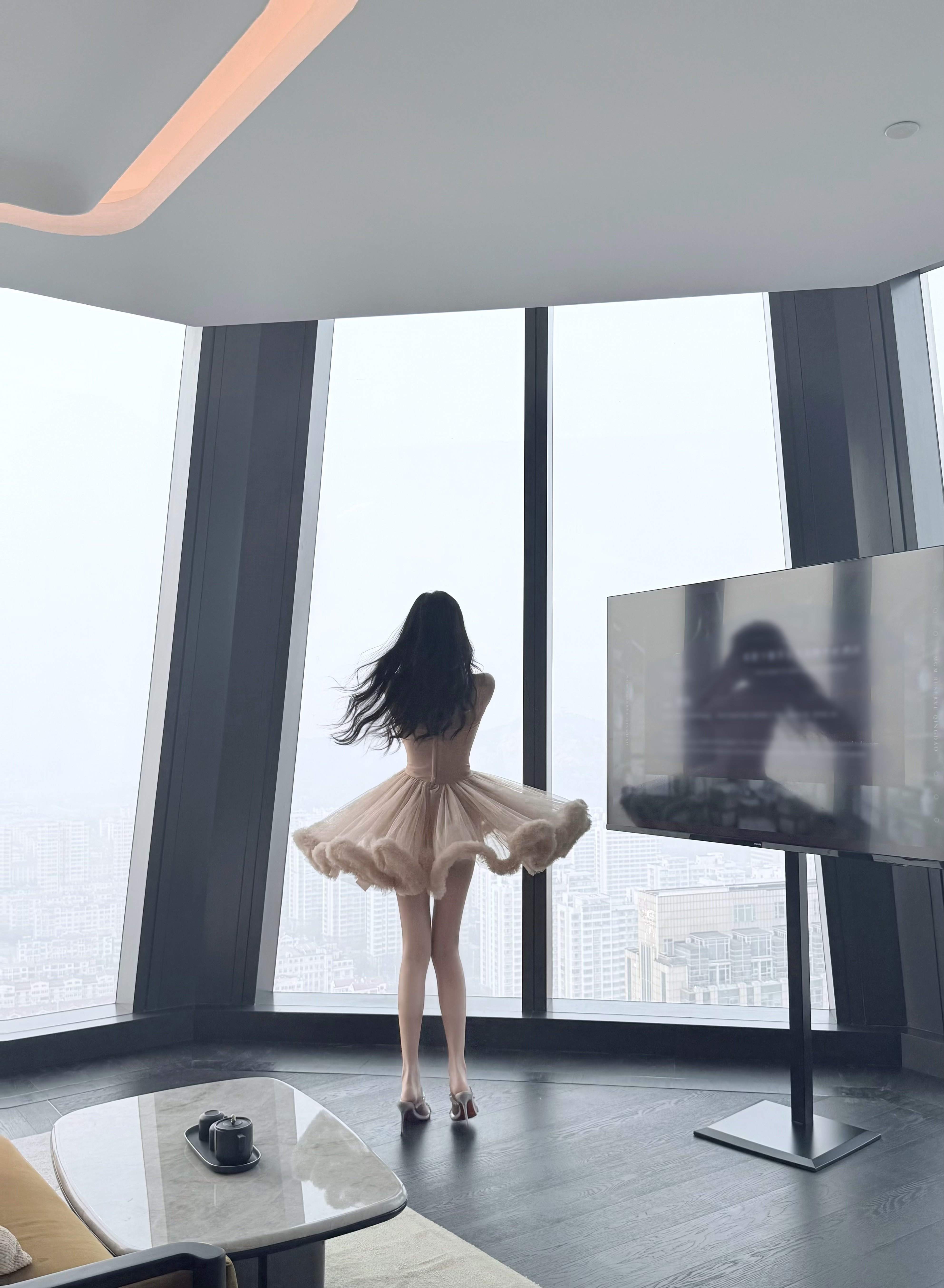 Supermodel Studio卜斯斯「轻纱梦境」重工礼服：十四米耗料的手工压褶美学