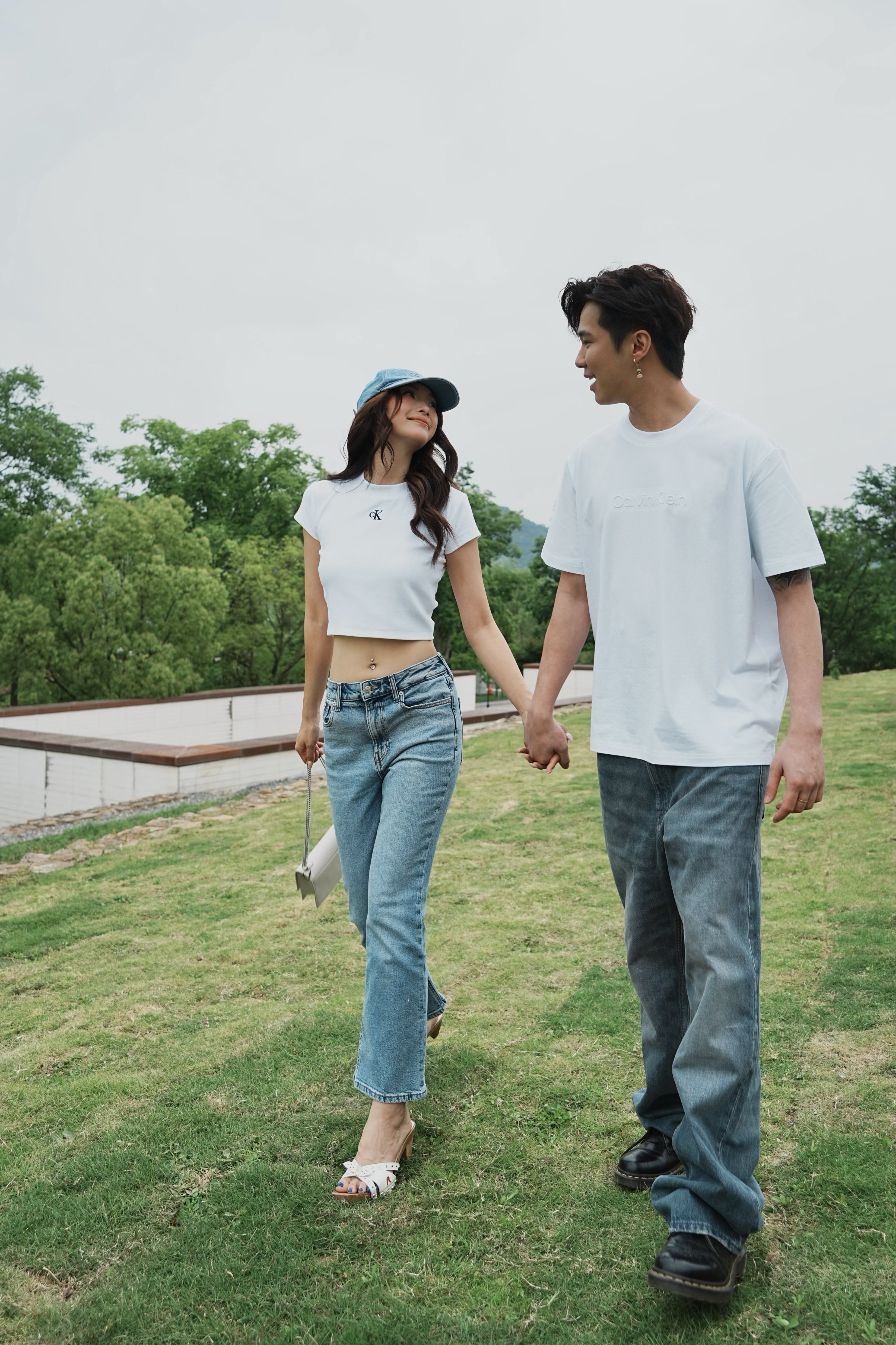 Calvin Klein优雅通勤包 荔枝纹皮质高级耐磨 字母搭扣翻盖简约大气