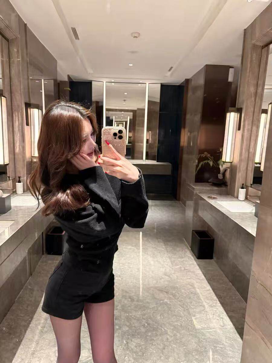 周章章"嘉顿斯"秋冬白色毛衣,斜肩收腰设计穿出温柔高级感