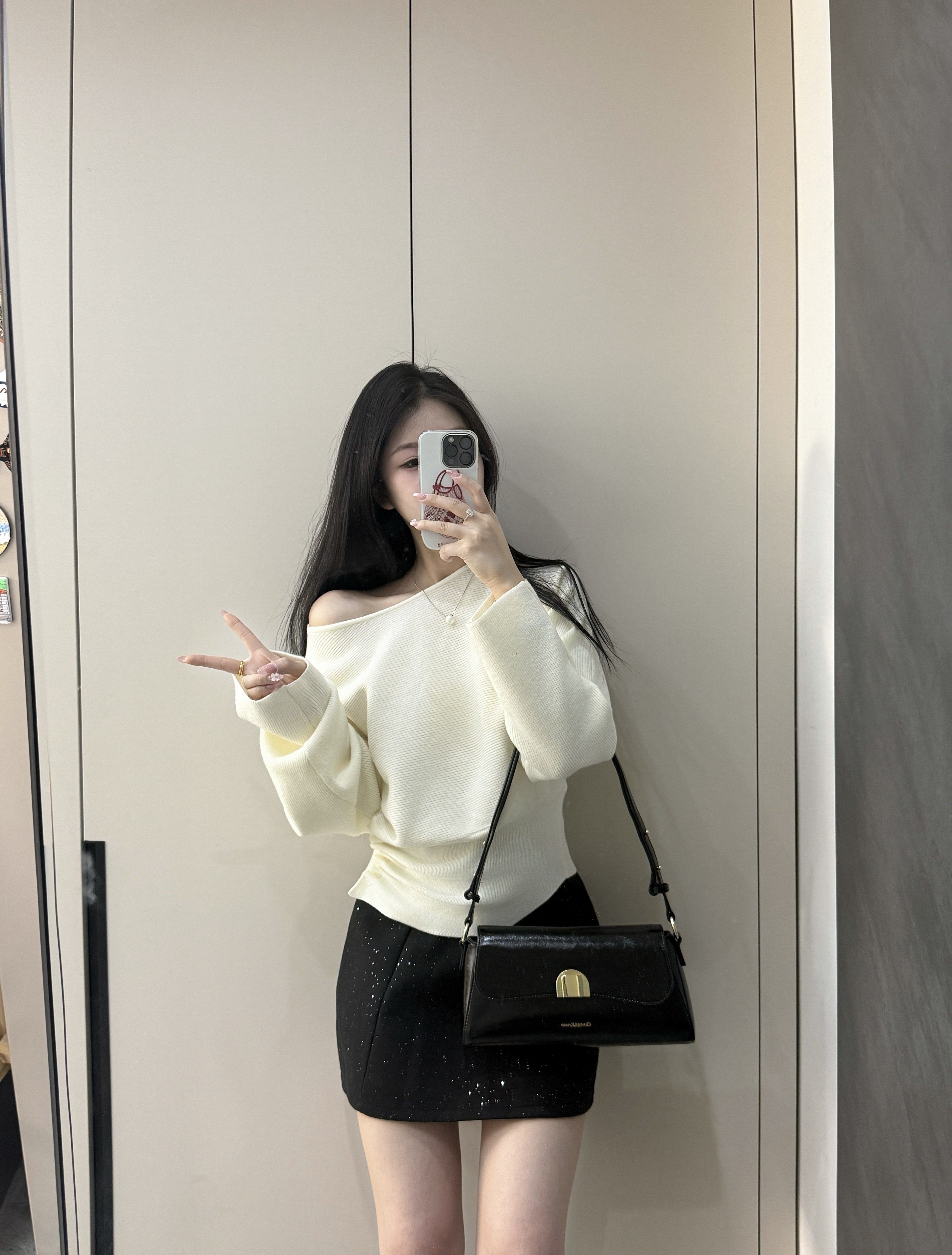 周章章"嘉顿斯"秋冬白色毛衣,斜肩收腰设计穿出温柔高级感