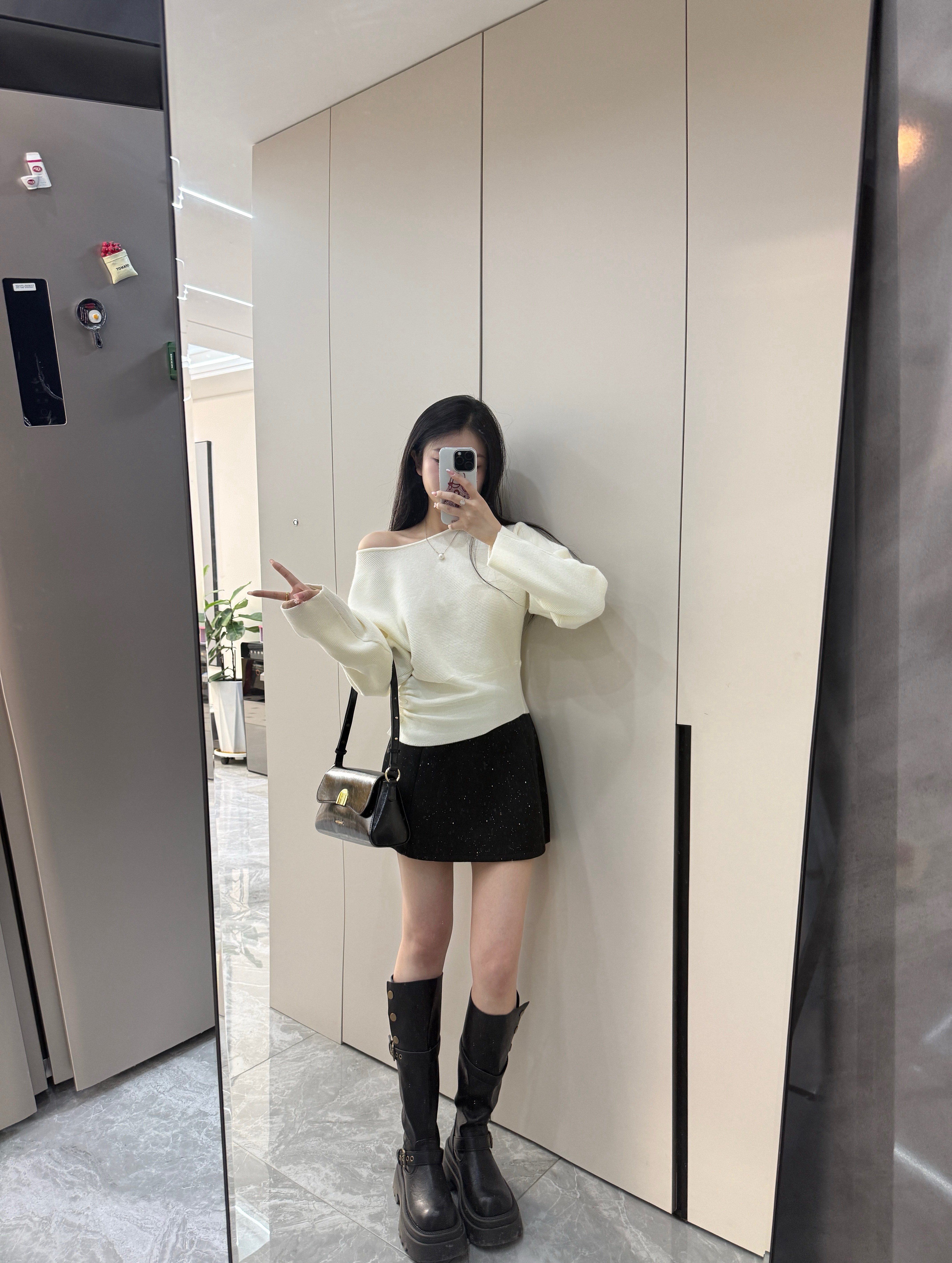 周章章"嘉顿斯"秋冬白色毛衣,斜肩收腰设计穿出温柔高级感