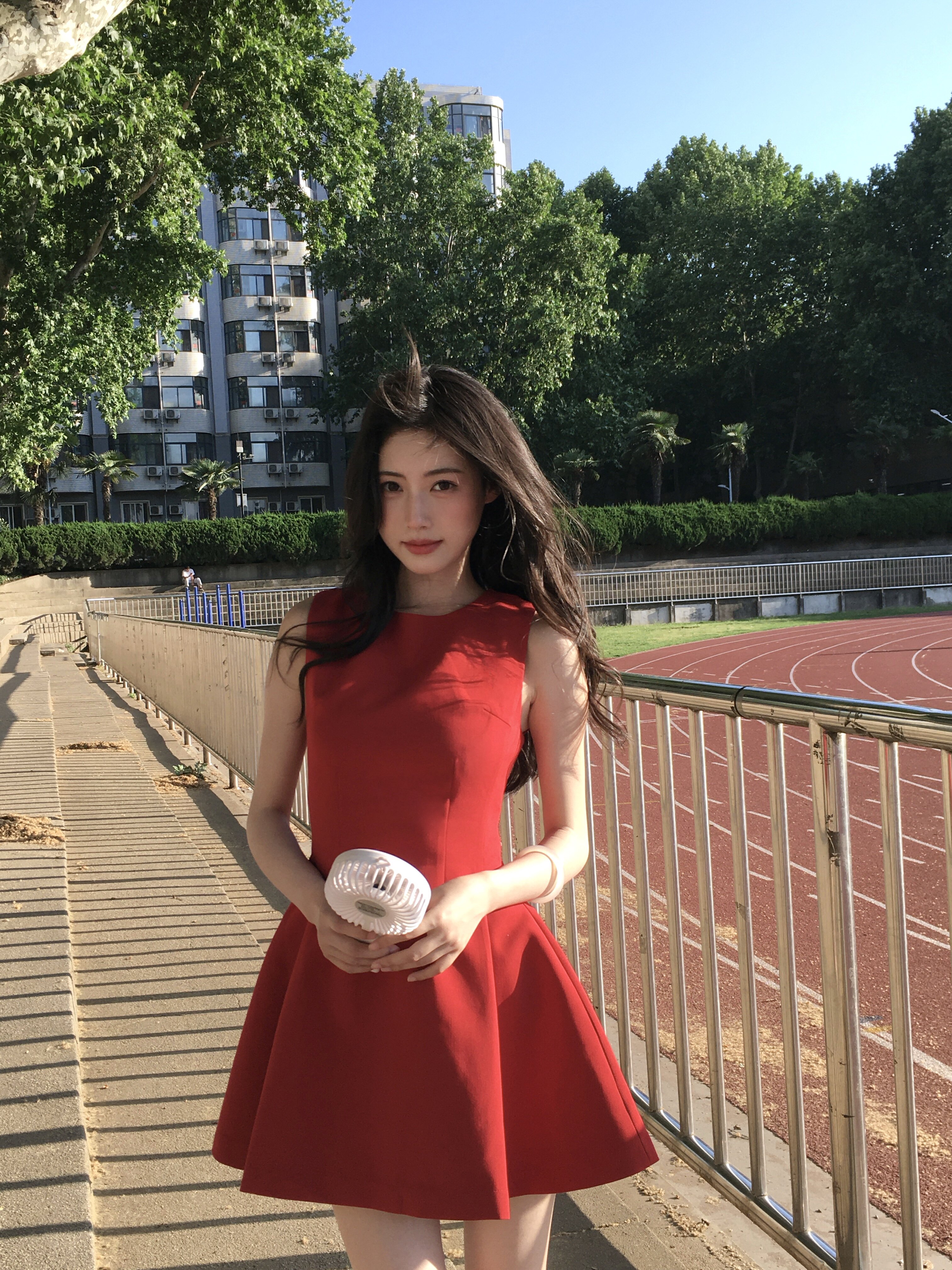 舒胡蕾夏日生日裙 法式无袖收腰设计 显瘦显高拉长比例 高级感气质满分