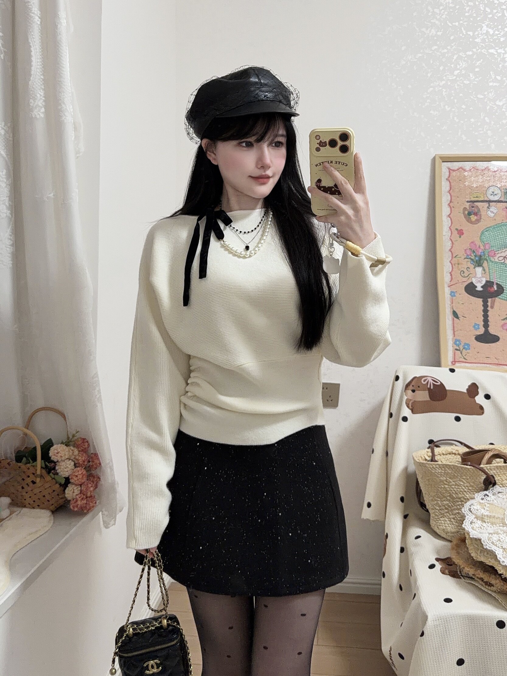 周章章"嘉顿斯"秋冬白色毛衣,斜肩收腰设计穿出温柔高级感