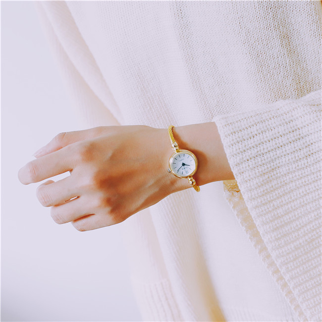 Đồng hồ siêu lửa Ins khác biệt đơn giản sang trọng retro vòng đeo tay nhỏ đeo đồng hồ nữ văn học hoang dã phiên bản Hàn Quốc - Vòng đeo tay Cuff vòng bạc cho bé
