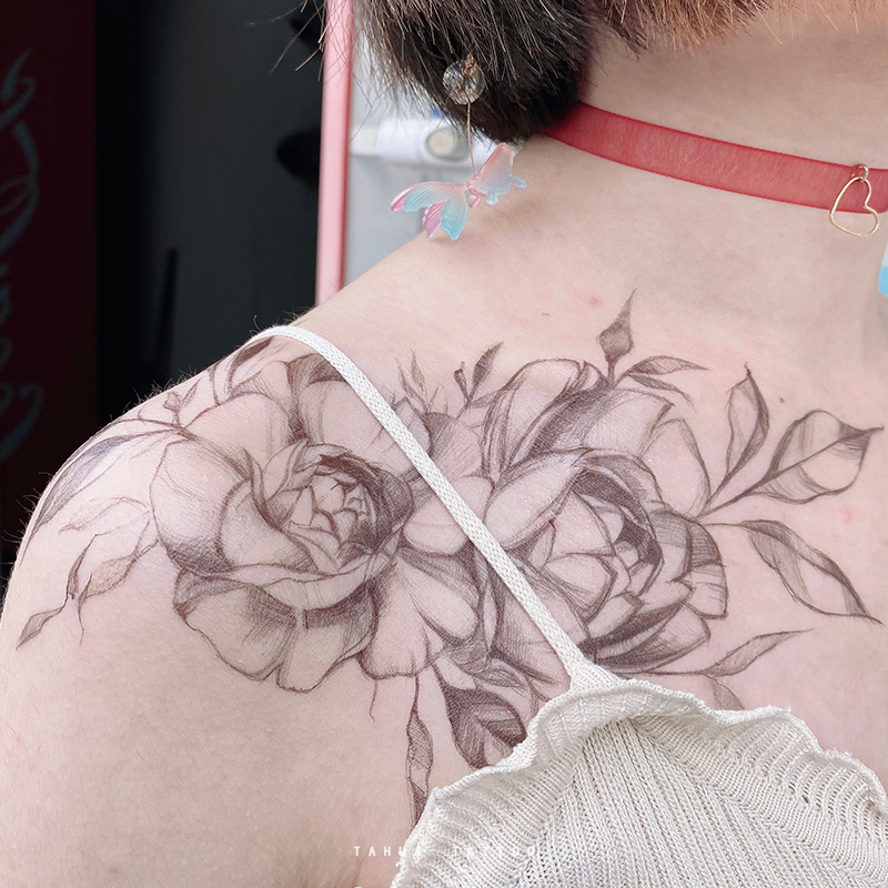 She painted sexy rose tattoos with dark - line in wind - locks large patterns tempting flower arm waterproof woman to endure