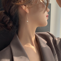 Mousses small d minimalist with a thin ear emblemming with a long stream of sumpy pearl earrings with no ear-and-ear-in-the-ear.