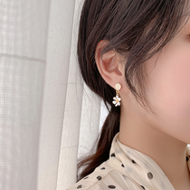 Small minimalist Fresh Daisy Earrings Fairy earrings white flowers earrings Super Fairy without ear clip Ear Clip Female Ear nails
