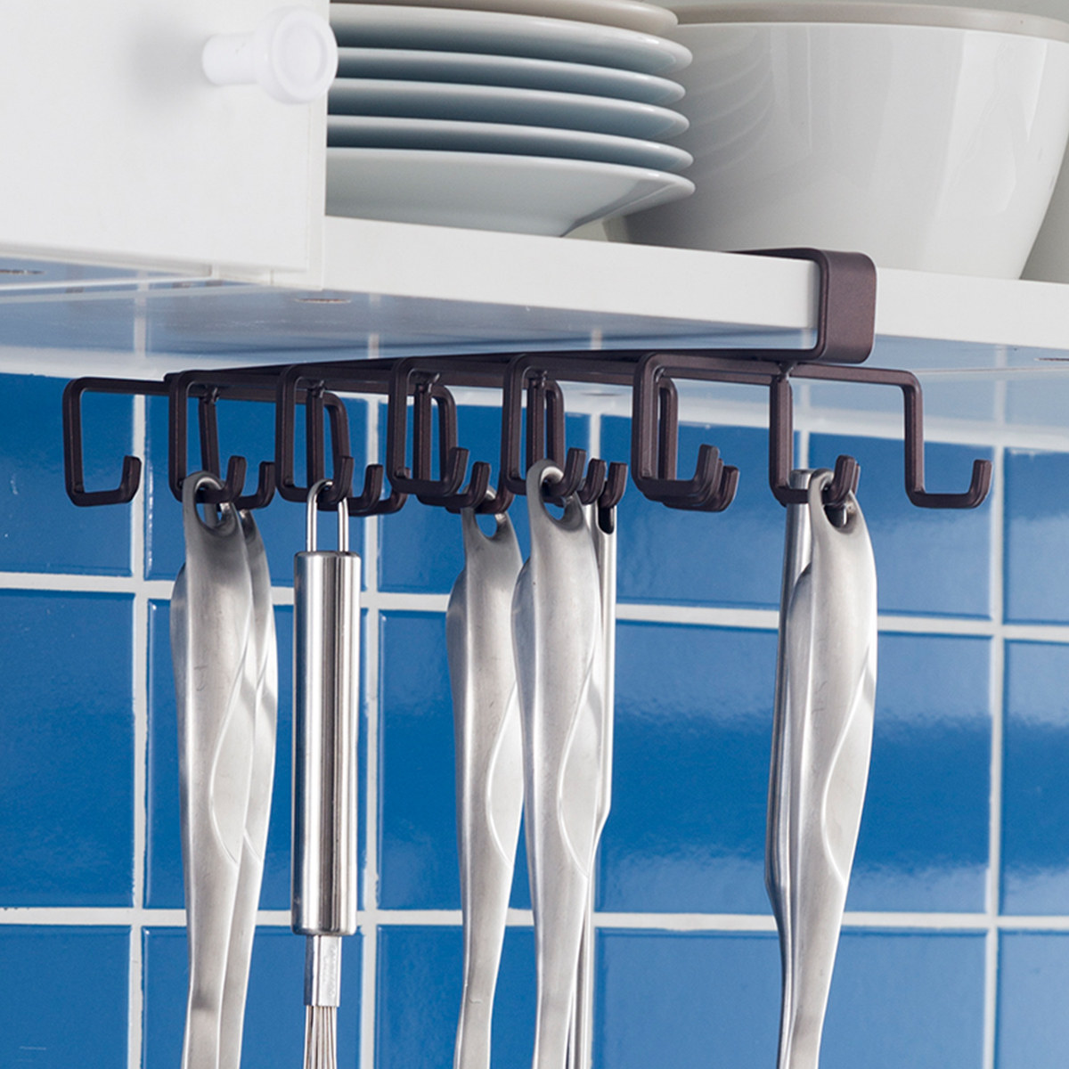 How is the Euro Runcier hung up?Suspension-free nail-free pan shovel spoon cup holder for three rows of multi-hook hook hanger under car separator