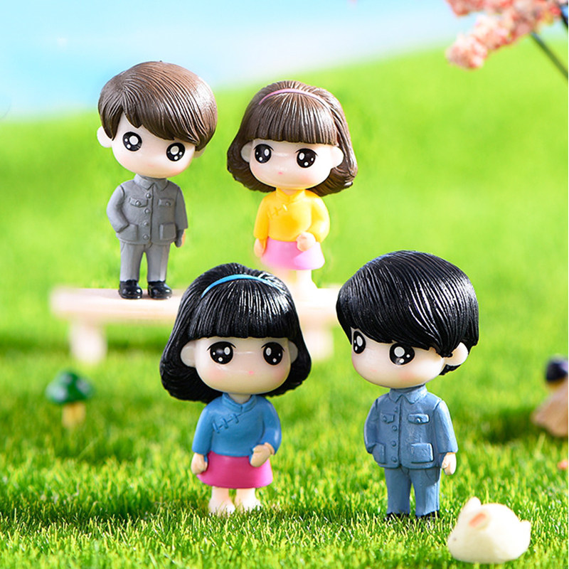 A nostalgic version of the art and art youth couple paparazzi begging for a wedding ceremony to dress up the office room swing piece baking cake ornament-Taobao