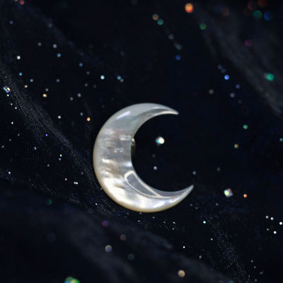 The original autumn and winter collection of shell and mother-of-pearl moon brooch by Xiaodao and Xiaoniao features a unique and elegant brooch