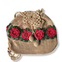 Верблюд плюс красные цветы