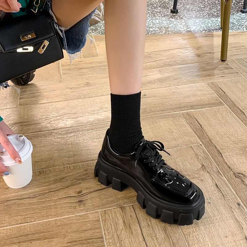Thick bottom muffin shoes Liu Wen the same style heightening small leather shoes women 2022 spring new Inn wind lacquered leather Leufoo shoes single shoes