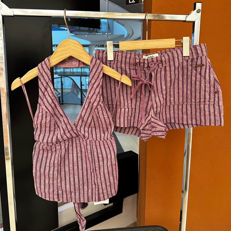 Bdg Sexy Backless V-Neck Tie-Up Striped Halter Top and Striped Shorts for Women, Spring/Summer 2026, Cute Girl Style Bdg Sexy Backless V-Neck Tie-Up Striped Halter Top and Striped Shorts for Women, Spring/Summer 2026, Cute Girl Style