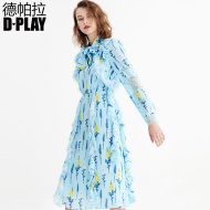 DPLAY2018 mùa xuân và mùa hè mới Châu Âu và Hoa Kỳ ánh sáng in màu xanh knot cao eo váy lá sen dài tay đầm