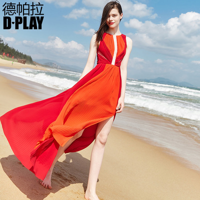 DPLAY2018 mùa hè mới thời trang châu Âu và Mỹ quanh cổ màu đỏ cam spell hit màu pleated sexy khe khu nghỉ mát bãi biển váy