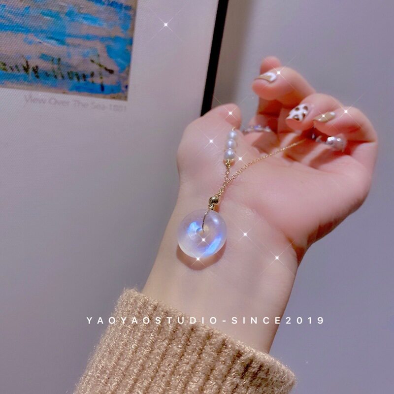 Bright moon into the arms] 7A glare cream body Sri Lanka blue moonstone safety buckle pendant collarbone chain necklace female