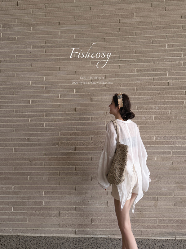Natural Ramie, Naturally Wrinkled, Thin, Soft, Comfortable, Sun-Protective Long-Sleeved Shirt with a Slit Design at the Back for a Slimming Effect Natural Ramie, Naturally Wrinkled, Thin, Soft, Comfortable, Sun-Protective Long-Sleeved Shirt with a Slit Design at the Back for a Slimming Effect