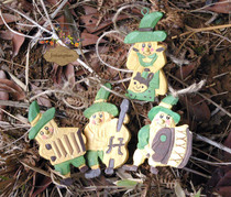  Original ecological natural decoration Simple wood carving hand carving mini green wood person small hanging single price random