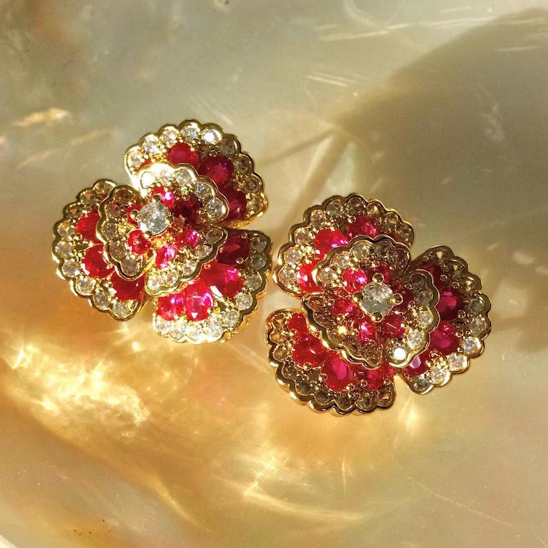 Antique Line "1960 Camellia" Van Gogh-Inspired Jewelry-Style Three-Dimensional Camellia Flower Earrings with Red Corundum and Heavy Craftsmanship, Includes Ear Clips
