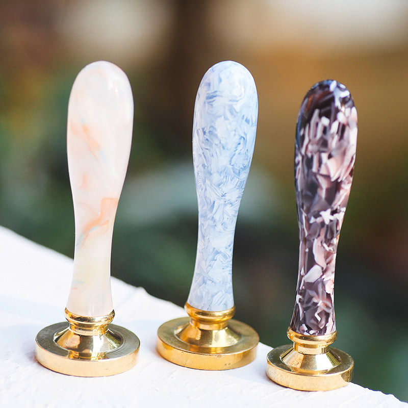 Vintage high-end niche fresh ice crack fire paint seal handle exquisite wedding seal organic handle can be used with tong
