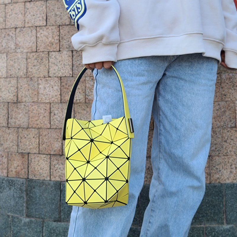 2025 New Korean and Japanese Style Quilted Women's Casual Handbag, Shoulder Bag, Underarm Bucket Bag, Small Mini 4X4 Grid Tote Bag