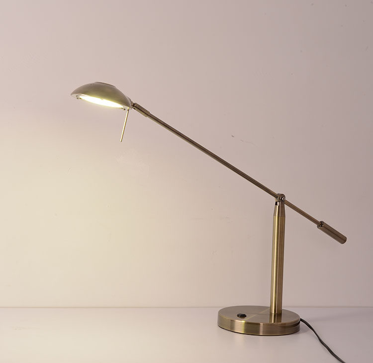 北欧スタイルのクリエイティブでミニマルなモダンデザイナーオフィスデスク読書ホテルグラフィックデザイナーロングアームデスクランプ特別なオフィスデスク