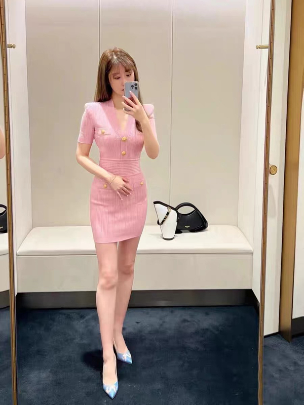 Balmain Gina 2026 Summer New Product with Shoulder Pads, V-Neck Knitted Hollow Waist Slim-Fit Pink Dress with Hip-Hugging Skirt Balmain Gina 2026 Summer New Product with Shoulder Pads, V-Neck Knitted Hollow Waist Slim-Fit Pink Dress with Hip-Hugging Skirt