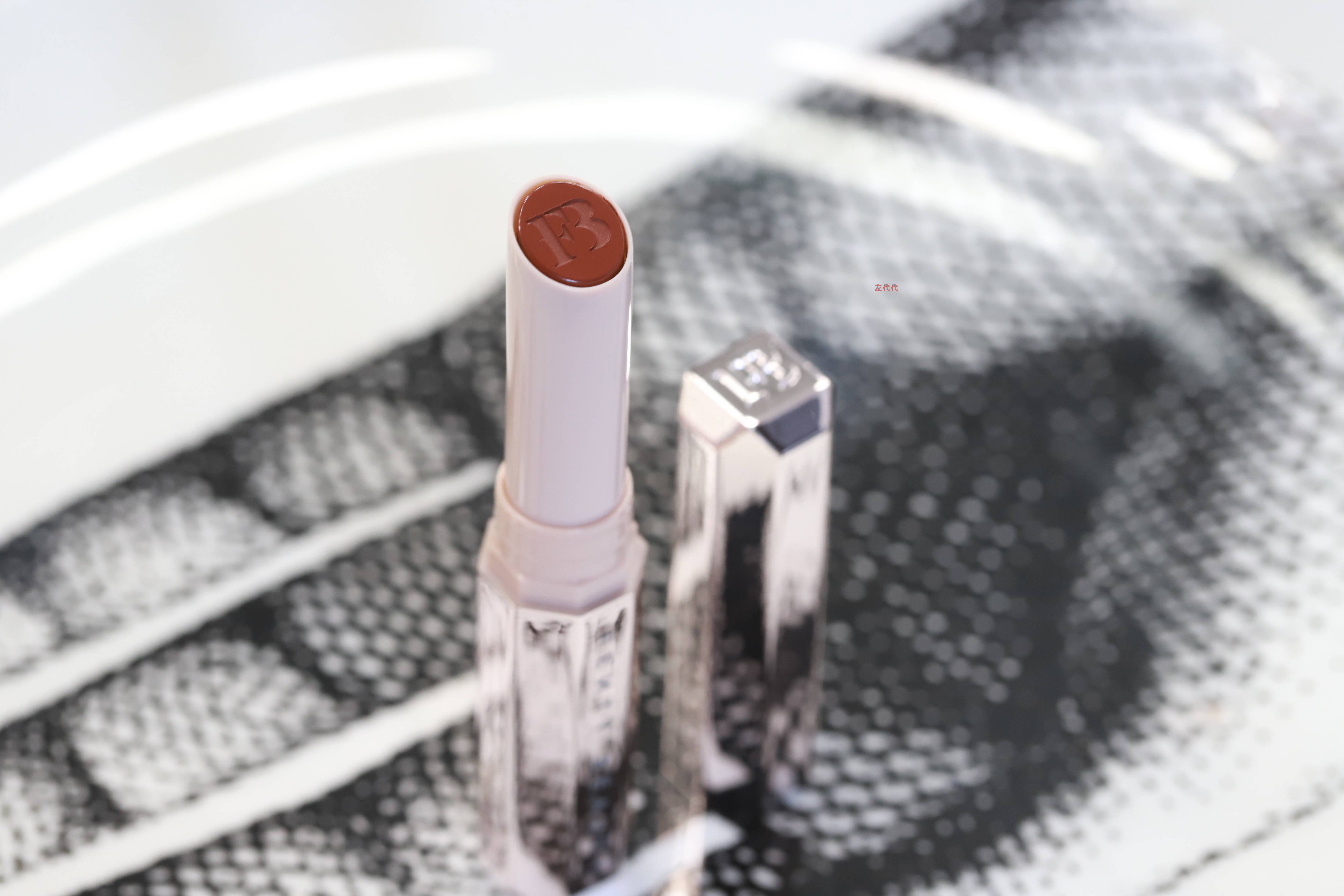 Spot British Mua Son môi Fenty Beauty Rihanna High Color Matte Lipstick Freckle Fiesta kích màu môi