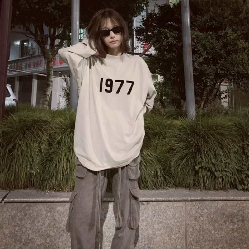 ФОГ JTYSJ ESSENTIALS High Street 1977 принтованный свободный лонгслив с круглым вырезом и рукавом длинным рукавом для мужчин