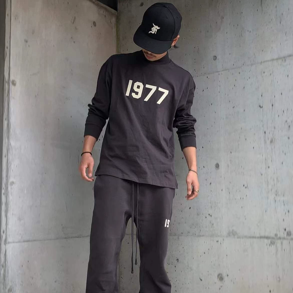 ФОГ JTYSJ ESSENTIALS High Street 1977 принтованный свободный лонгслив с круглым вырезом и рукавом длинным рукавом для мужчин
