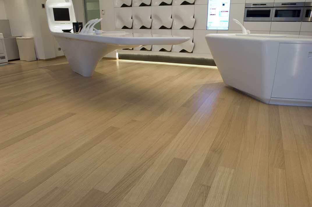 Get high floor Belgian high-tech solid wood composite floor milk white oak oak deposit