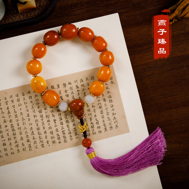 29 3 grams of natural old honey jujube hands handle piece of amber Buddha bead