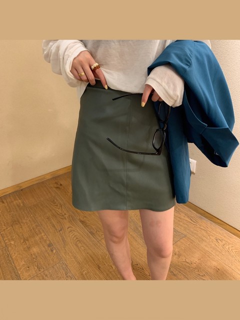 2024 Spring New High Waist Khaki Temperament A-line Short Skirt Women's Hip-covering Slim Black Leather Skirt