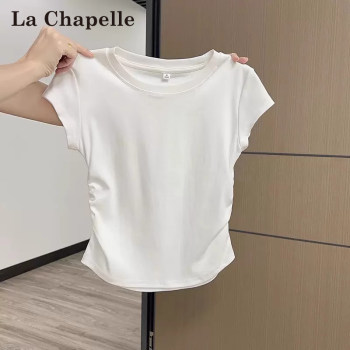 La chapelle ເສື້ອຍືດແຂນສັ້ນບ່າຂວາສີຂາວສໍາລັບແມ່ຍິງ summer 2026 ຄໍຮອບໃຫມ່ແຂນບິນຂະຫນາດນ້ອຍ pleated waist top