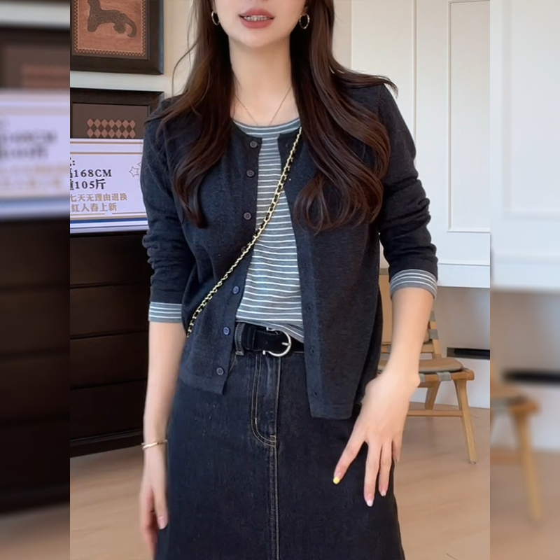 Fake Two-Piece Gray Striped Long-Sleeved Knit Top for Women, Early Spring 2026 New Korean Style Design, Elegant and Age-Reducing Top