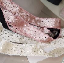 Autonomous design recalls 10 years ago the Korean hook-side webbing added the stars and velvety silk with letters this time