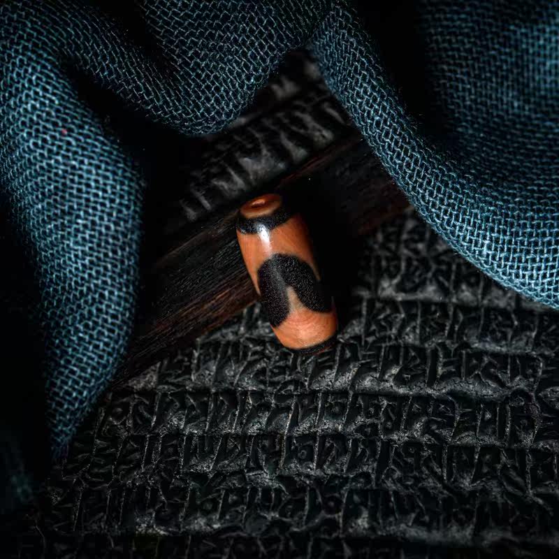 Natural old material jade medullary full of sand to pure tiger tooth sky pearl pendant male and female lovers section Ethnic Wind Lock Bone Chain Accessories