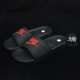 Nike Nike Benassi thư logo màu đen đỏ nam và nữ đôi dép thể thao giản dị 343880-060